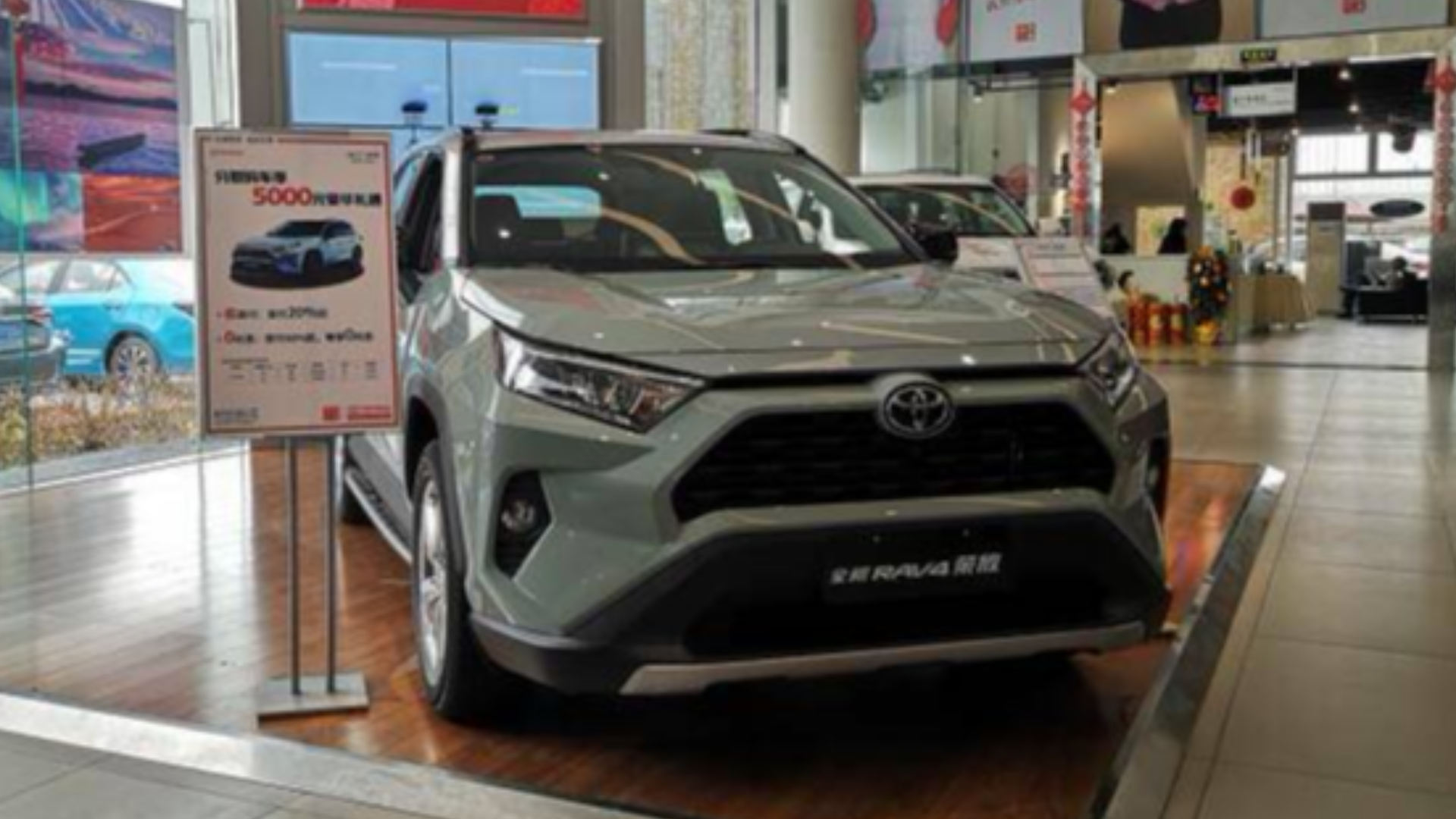 探店丨新年将至,买台全新RAV4荣放回家划算吗?